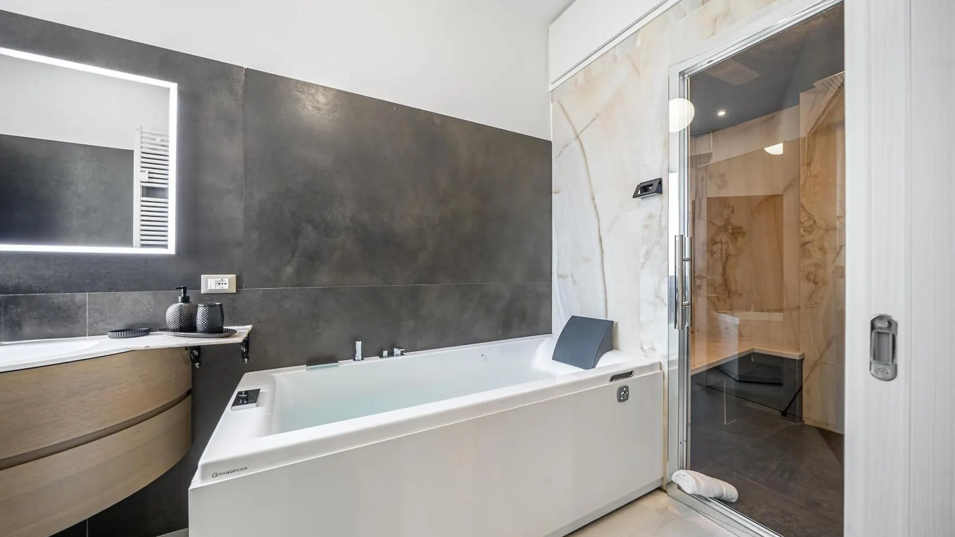 Via Indipendenza - Attico Di Lusso Con Piscina Daire Bolonya